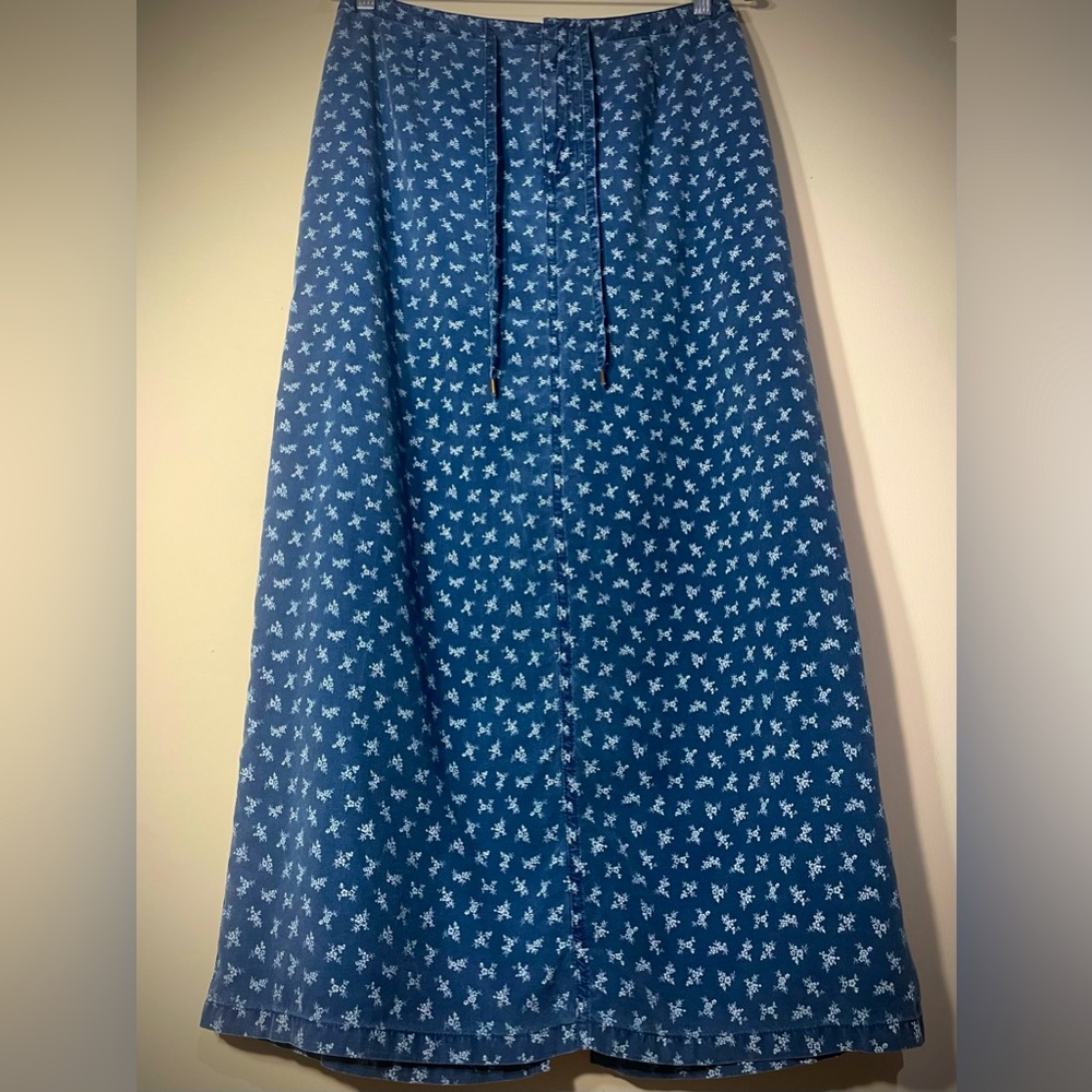 Liz Claiborne skirt. Earth friendly fabric, Lyocelle. Like cotton or silk.